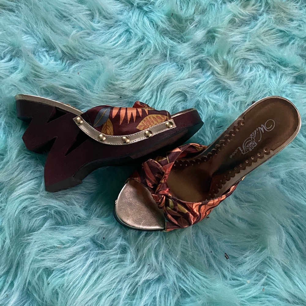 Brown multi colored printed wedged heels